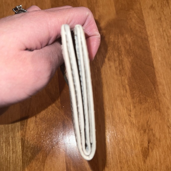 Fossil mini wallet can hold a lot - Picture 3 of 8